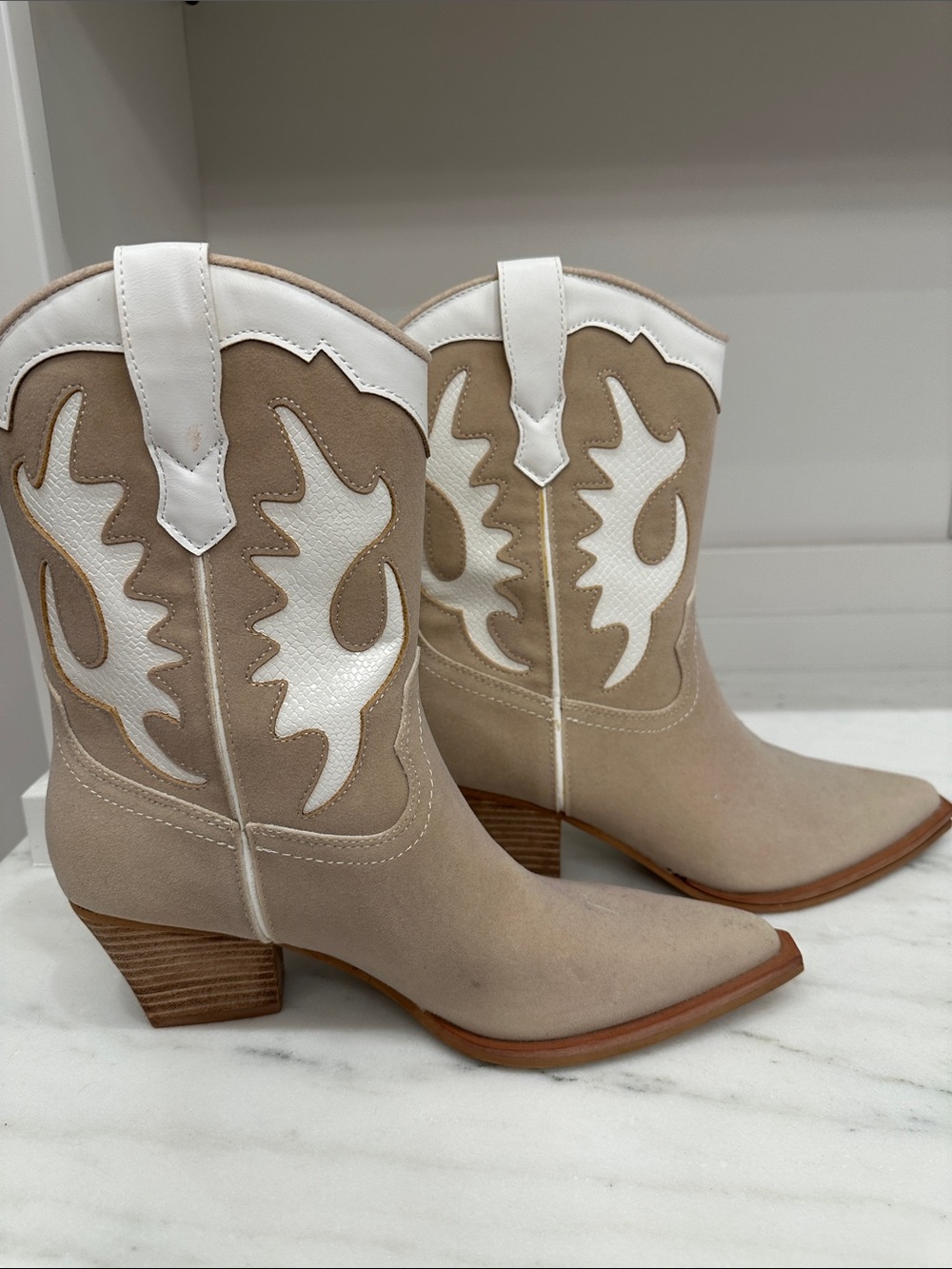 Mi.mi  size 8 Women's Beige and White Western Ankle Boots - Stylish Cowboy Heels